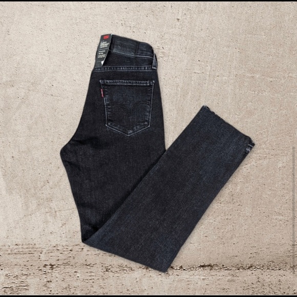 💕Host Pick 💕 Levis sculpt premium curvy straight cropped black jeans. - Picture 5 of 5